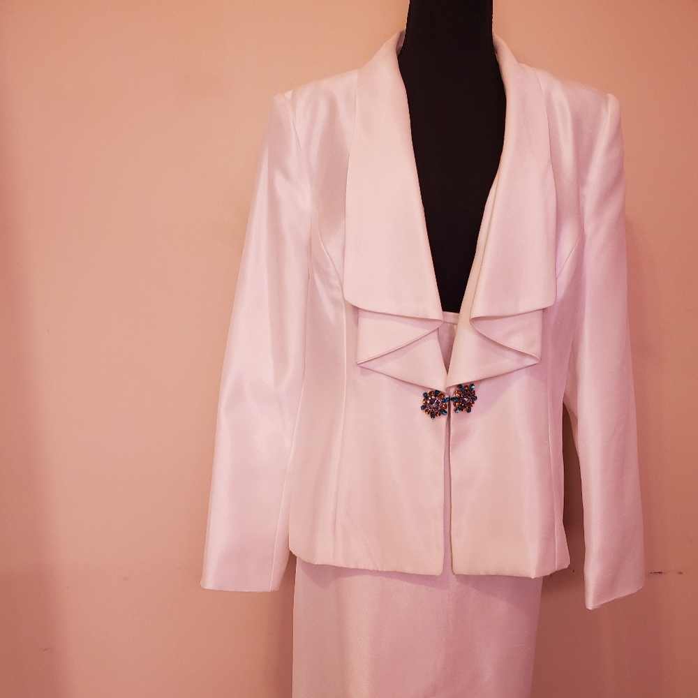 Skirt suit